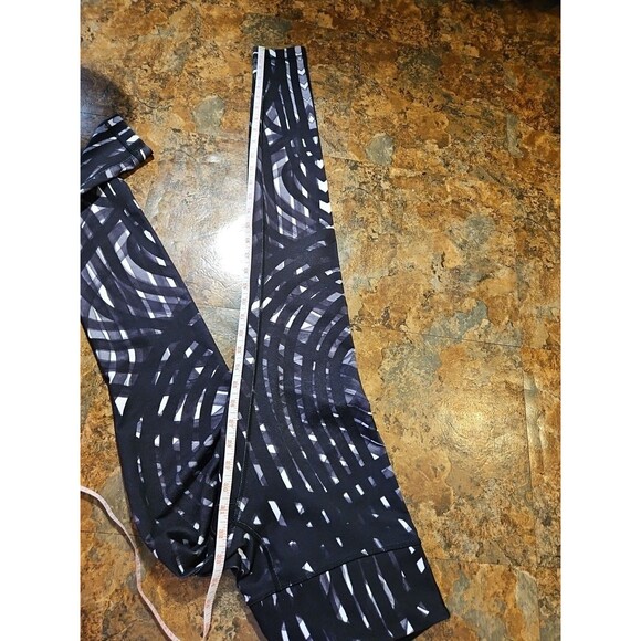 lululemon black and white legging size 8 (L28 ‎ ) - Picture 6 of 8